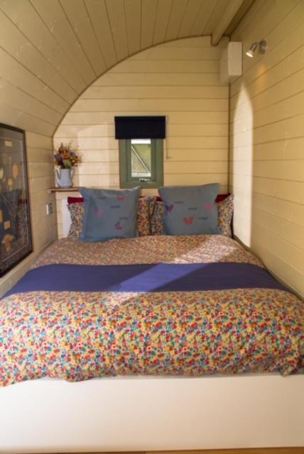 Hidden Wood Glamping And The Hideaway Cabin Warminster Exterior foto